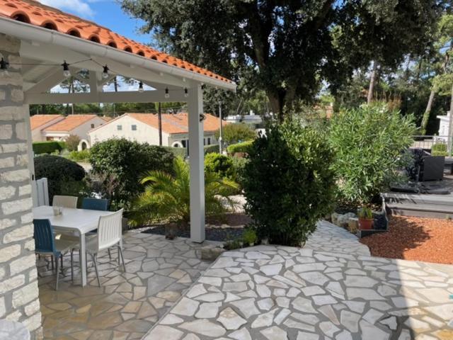 Adorable petite maison à 400m de la mer Saint-Georges-de-Didonne Exterior foto